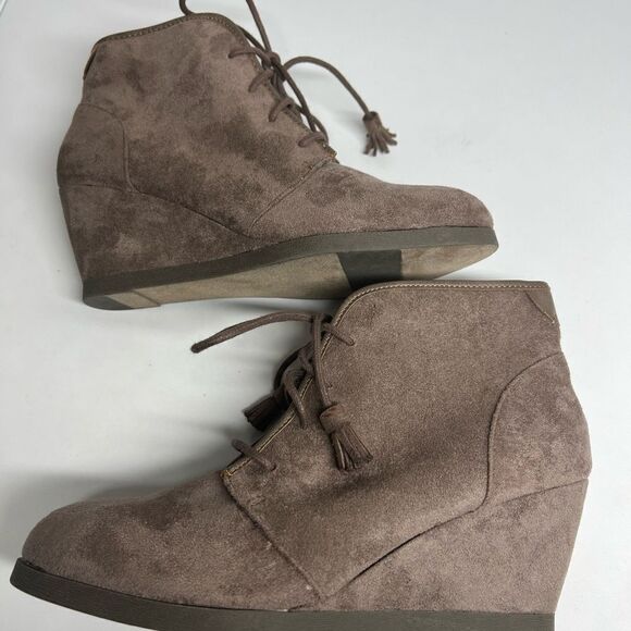 Madden Girl DALLYY Lace Up Taupe Faux Suede Wedge Med. Heel Ankle Boots Size 10M - Picture 10 of 13